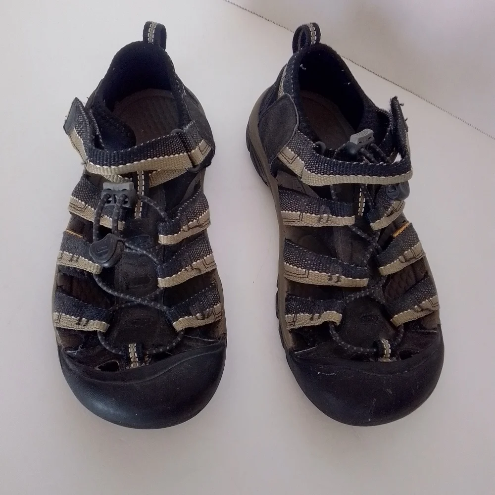 Keen Newport H2 closed toe sandal size 4
